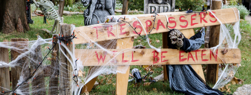 Halloween sign on front yard